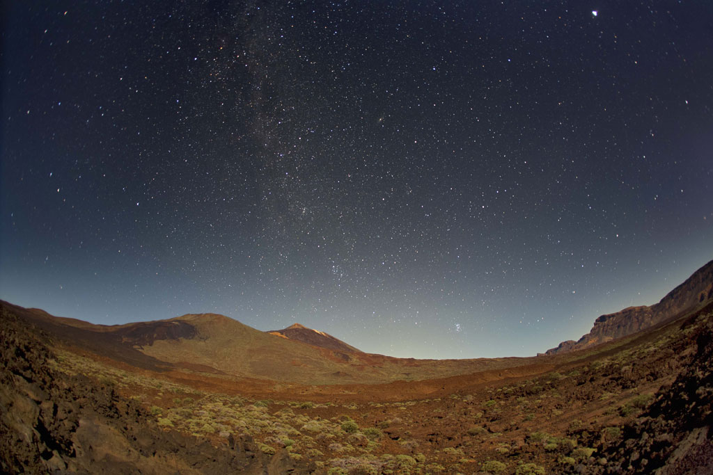 Cielo estrellado sobre el paisaje del Parque Nacional del Teide en Tenerife.
