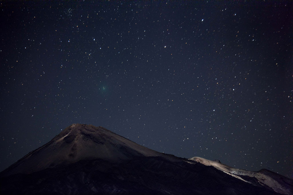 Cielo estrellado sobre el Teide en Tenerife durante la noche.