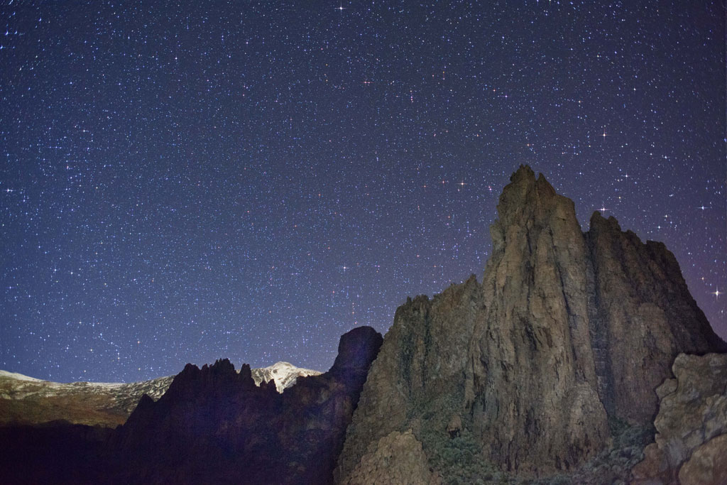 Cielo estrellado sobre rocas en el Parque Nacional del Teide, Tenerife.