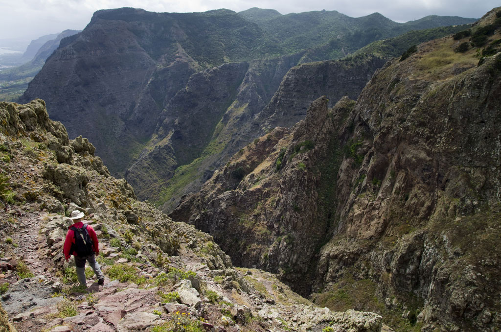 Senderista en el escarpado Barranco de Masca en Tenerife.
