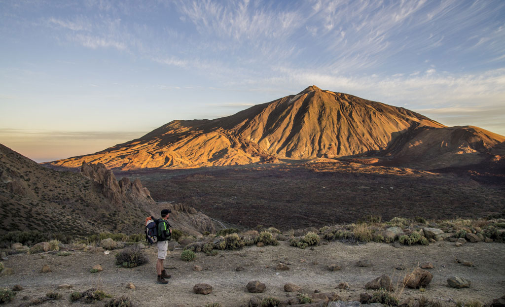 Persona frente al Teide al atardecer, Tenerife.