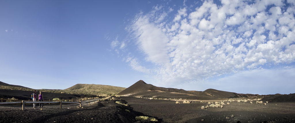 Sendero en paisaje volcánico del Parque Nacional del Teide en Tenerife.
