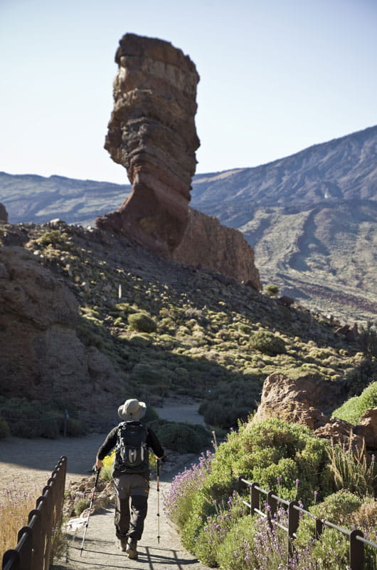 Persona caminando hacia el Roque Cinchado en el Teide, Tenerife.