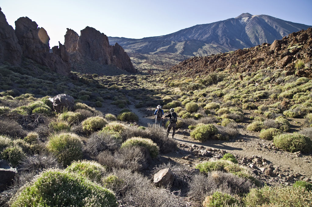 Dos personas caminando en un sendero del Parque Nacional del Teide, Tenerife.