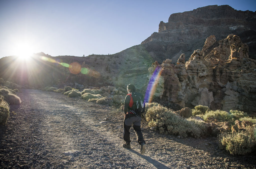 Persona caminando por sendero en el Teide al amanecer, Tenerife.