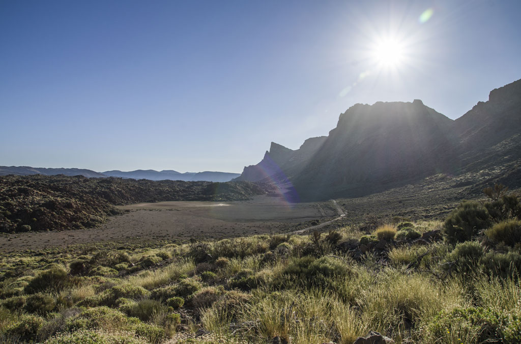 Paisaje soleado del Parque Nacional del Teide, Tenerife.