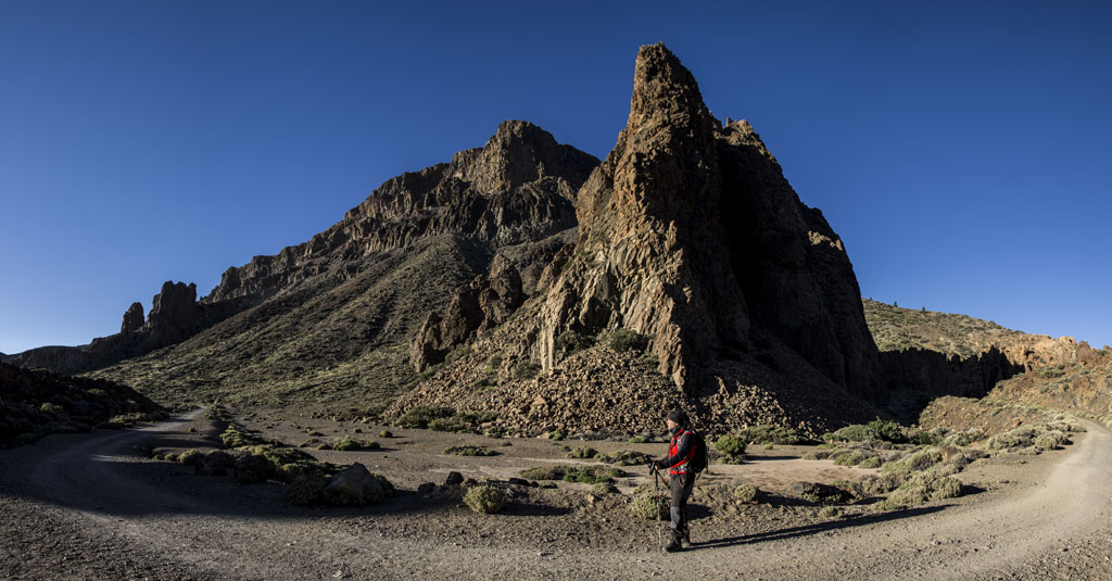 Senderista frente a formación rocosa en el Parque Nacional del Teide, Tenerife.