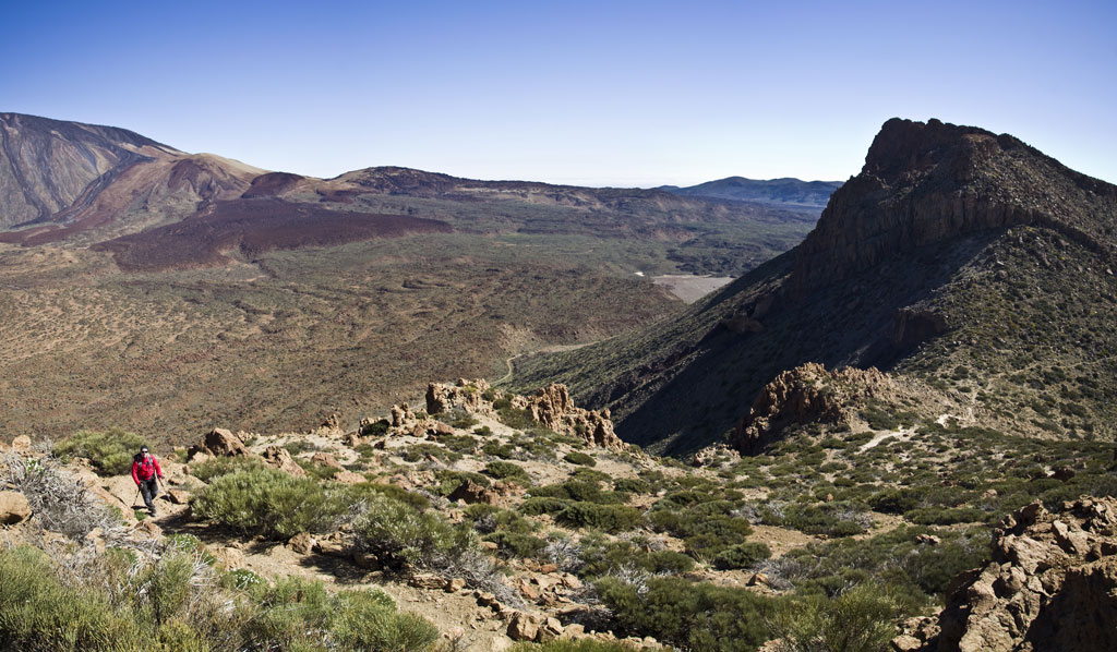 Persona caminando en el paisaje volcánico del Parque Nacional del Teide, Tenerife.