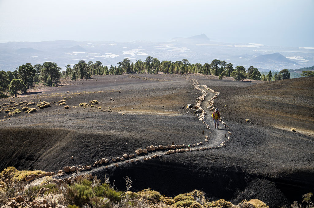 Sendero volcánico con caminantes en el Parque Nacional del Teide, Tenerife.
