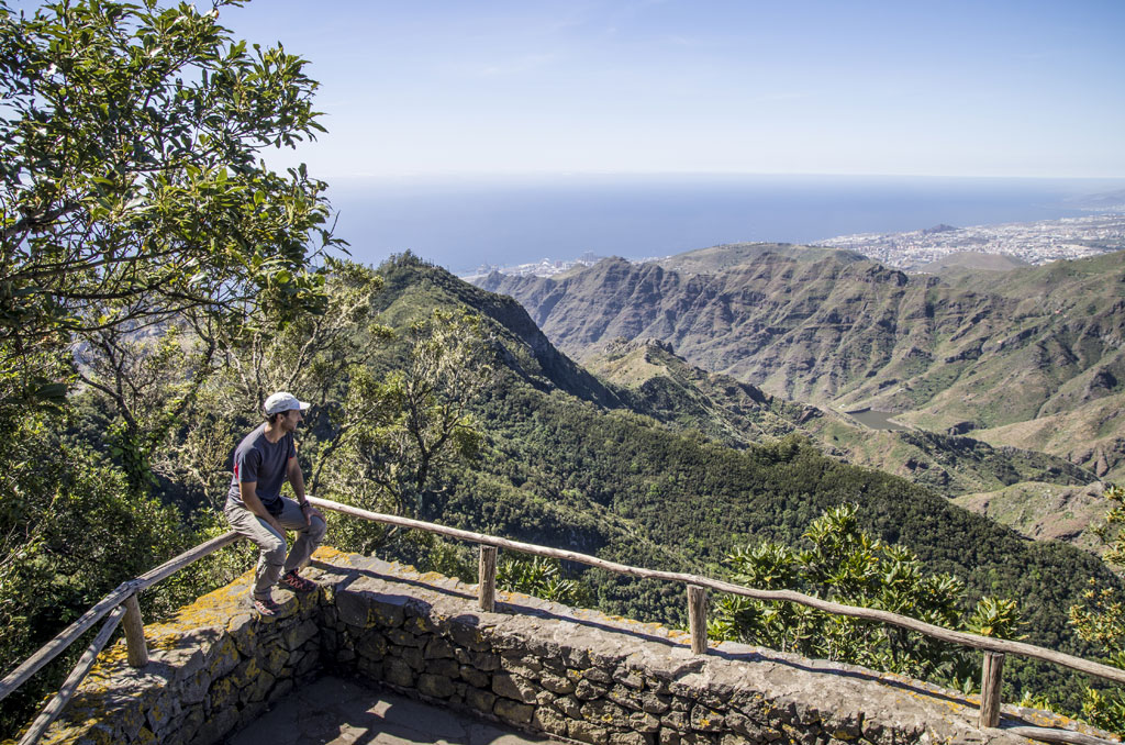 Persona sentada con vista panorámica de Anaga, Tenerife.