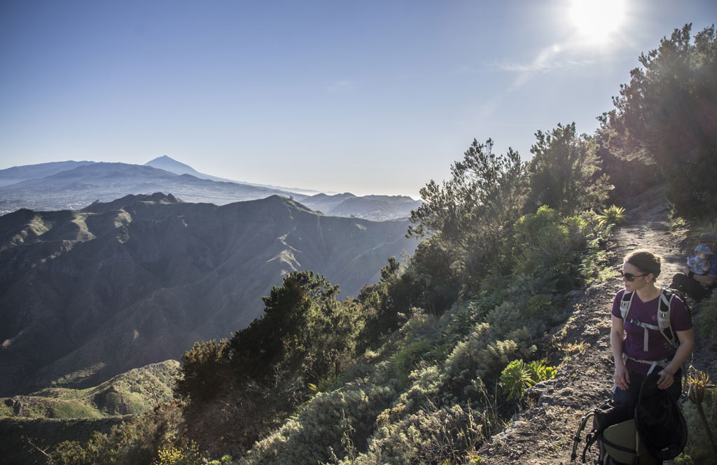 Excursionista en el sendero montañoso con vistas al Teide en Tenerife.