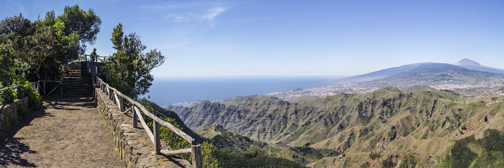 Mirador con vista del paisaje montañoso hacia el océano en Tenerife.