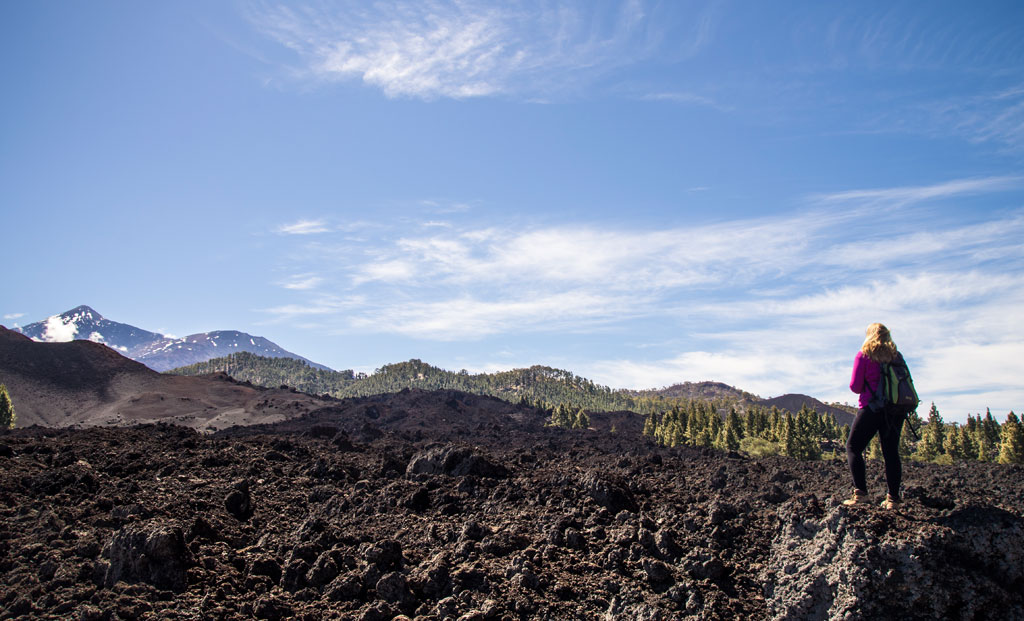 Persona caminando sobre campos de lava cerca del Teide, Tenerife.