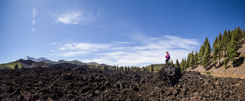 Paisaje volcánico con persona en el Parque Nacional del Teide, Tenerife.