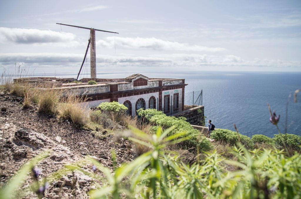 Antiguo edificio con vistas al mar en Tenerife.