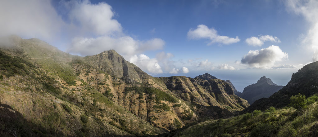 Montañas y nubes en el Parque Rural de Teno, Tenerife.