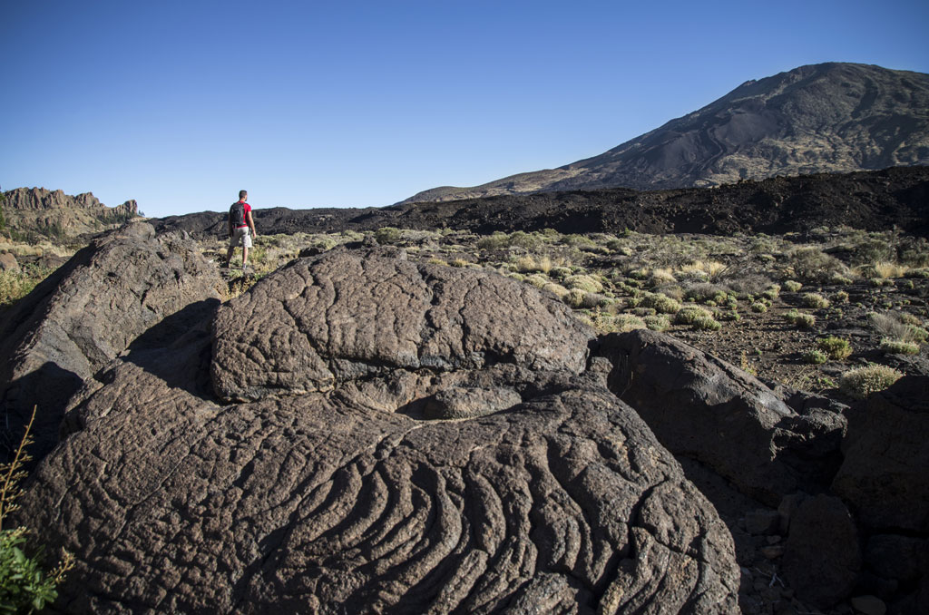Persona caminando por el paisaje volcánico del Teide en Tenerife.