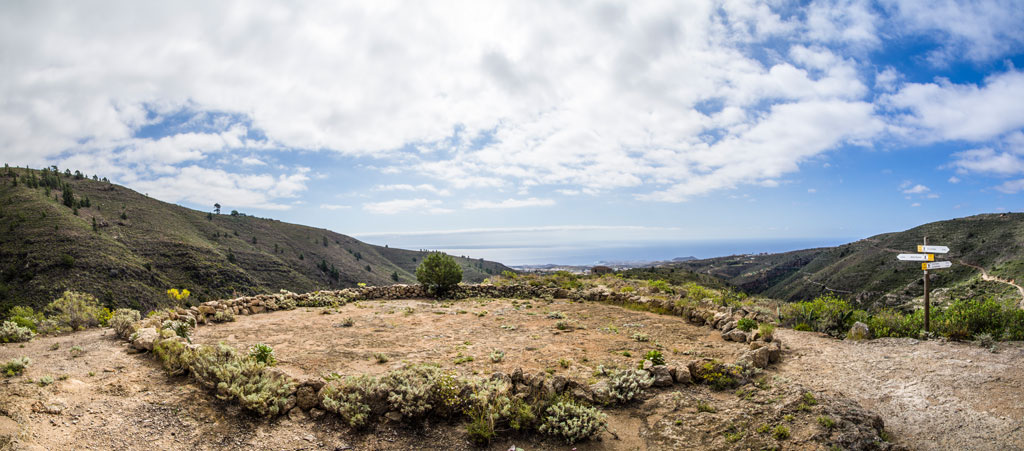 Mirador en los montes de Tenerife con vistas al mar y señal de direcciones.