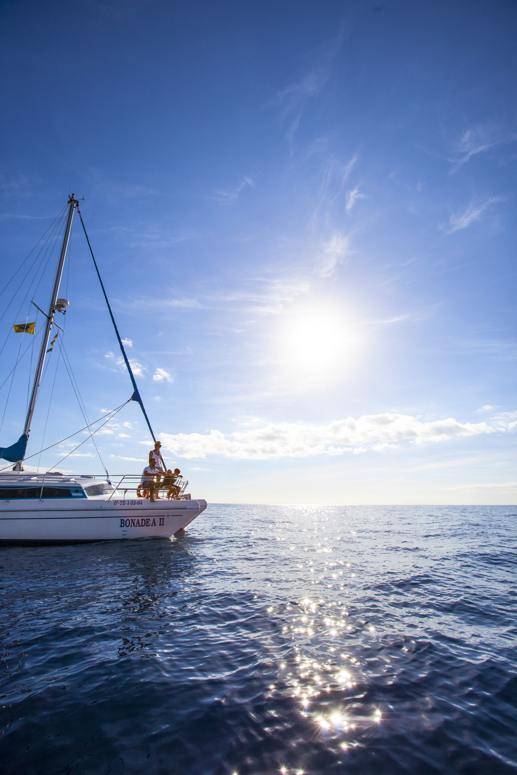 Barco Bonadea II en el mar bajo el sol brillante cerca de Tenerife.