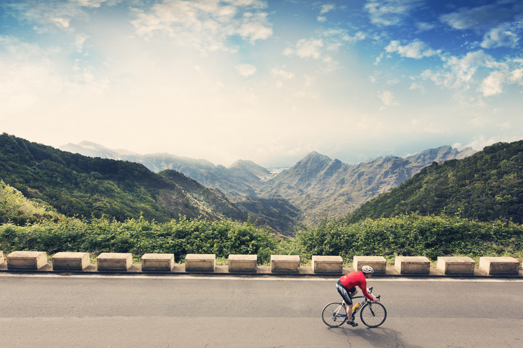 Ciclista recorriendo carretera montañosa en Anaga, Tenerife.