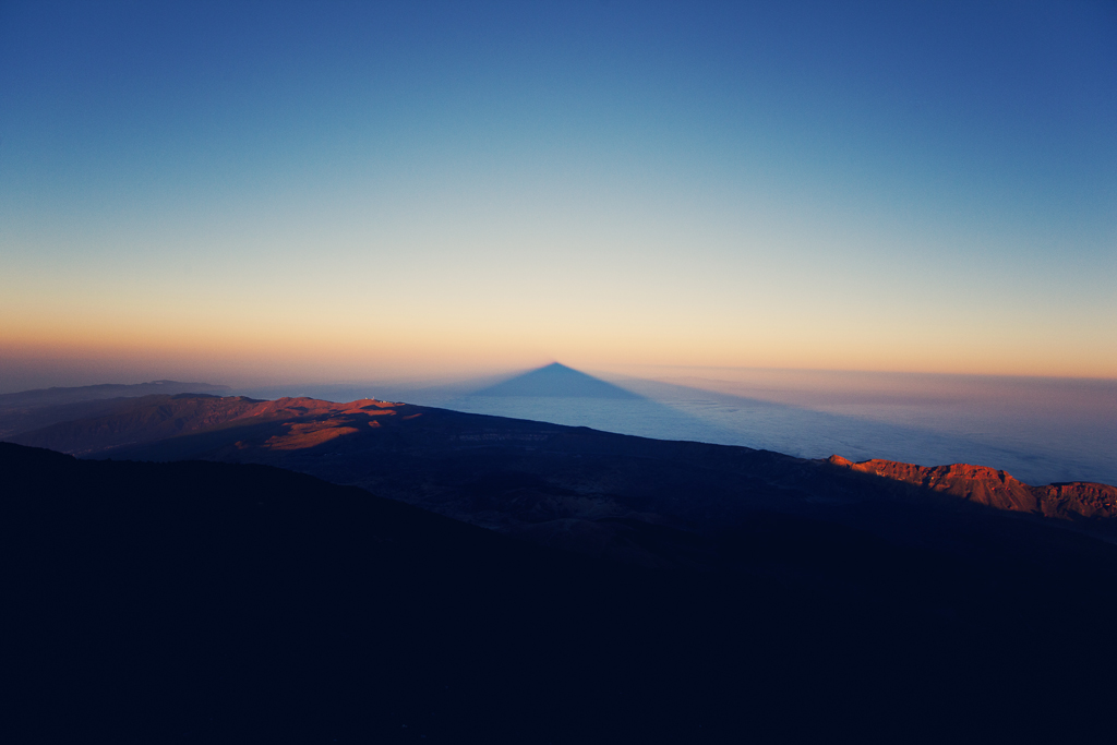 Sombra del Teide proyectada sobre el mar al atardecer en Tenerife.