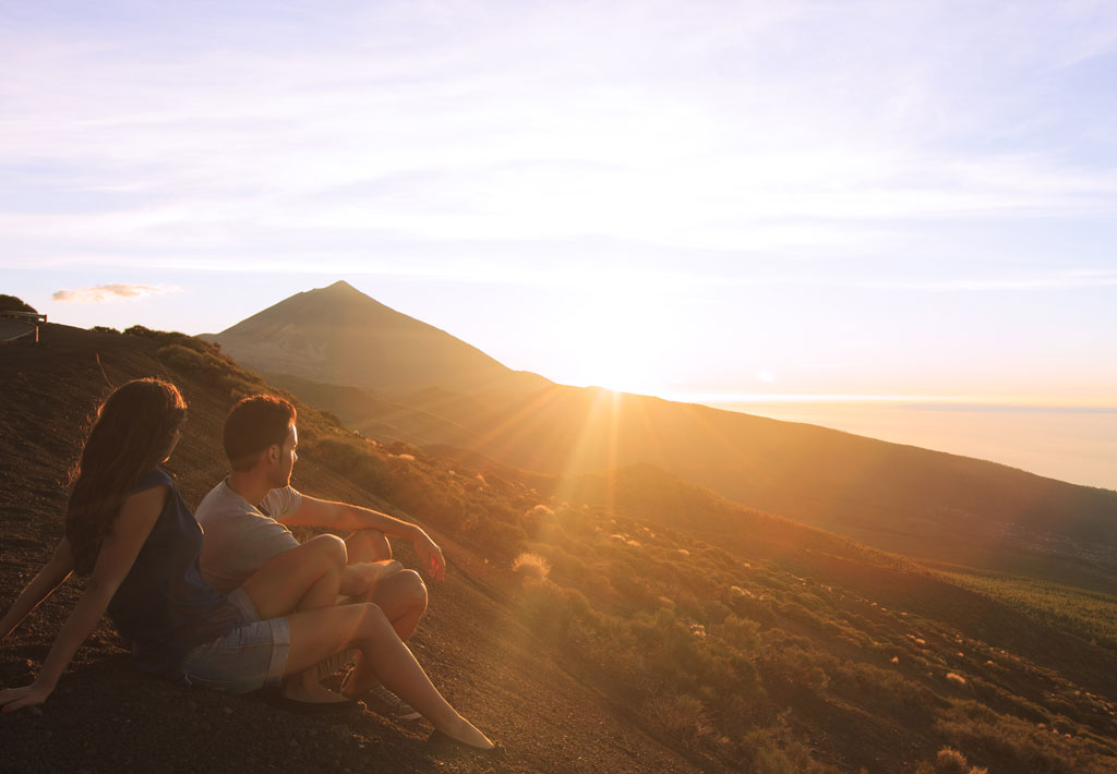 Pareja contemplando el atardecer en el Teide, Tenerife.