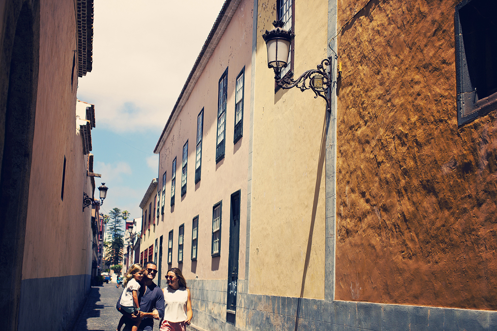Familia caminando por calle estrecha en La Laguna, Tenerife.