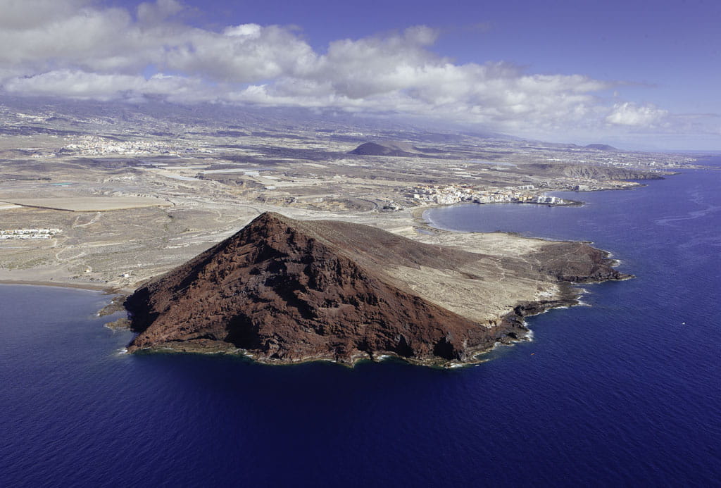 Montaña Roja en Tenerife vista desde el aire junto al océano Atlántico.