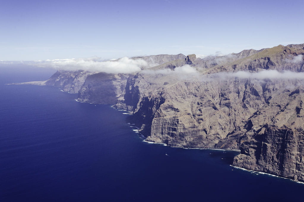 Acantilados de Los Gigantes en Tenerife junto al océano Atlántico.