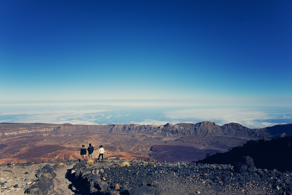 Vista panorámica del Parque Nacional del Teide en Tenerife desde un sendero elevado.