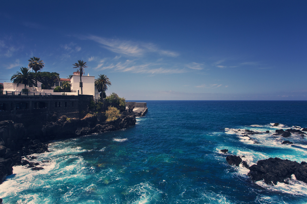 Costa rocosa y aguas del mar Atlántico en Puerto de la Cruz, Tenerife.