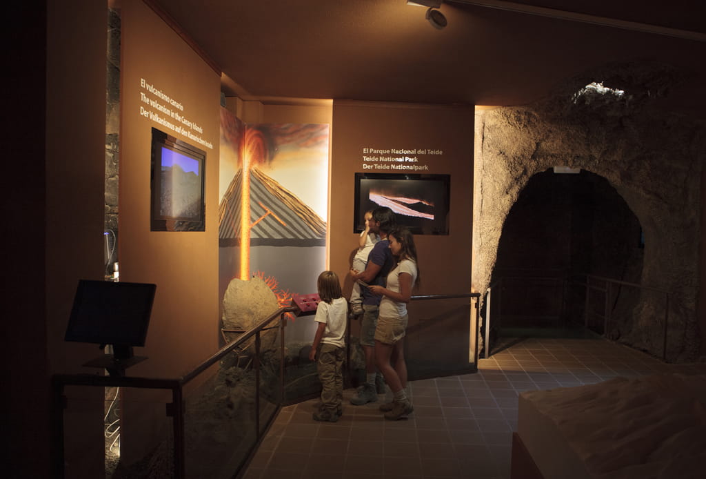 Familia observa exhibición sobre vulcanismo en el Parque Nacional del Teide, Tenerife.