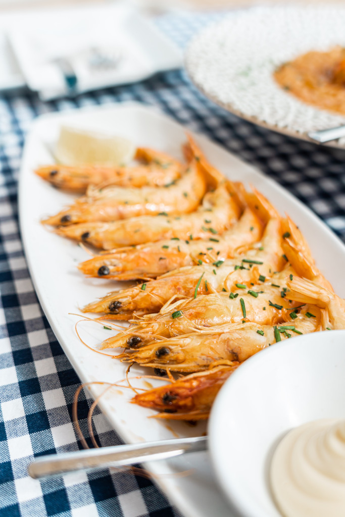 Gambas al ajillo servidas en un plato blanco en un restaurante de Tenerife.