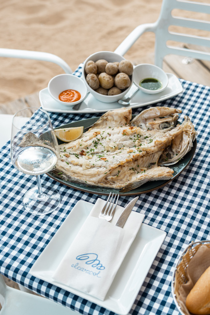 Pescado asado con papas arrugadas y mofongo en Tenerife.