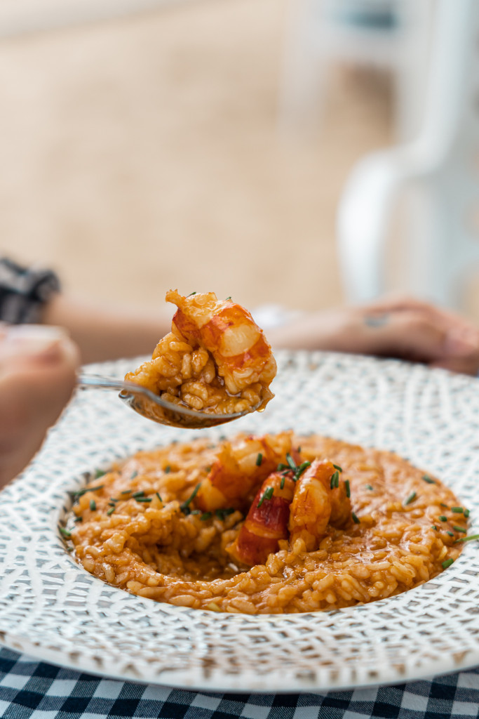 Risotto de marisco en plato decorado, servido junto al mar en Tenerife.