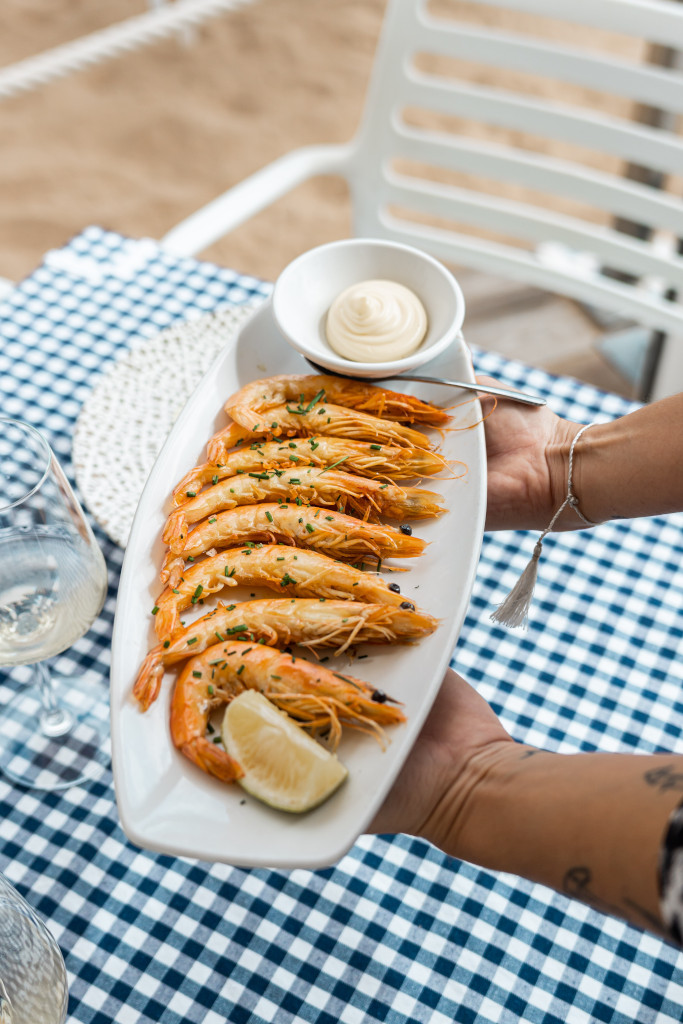 Gambas con limón y salsa en plato sobre mesa en Tenerife.