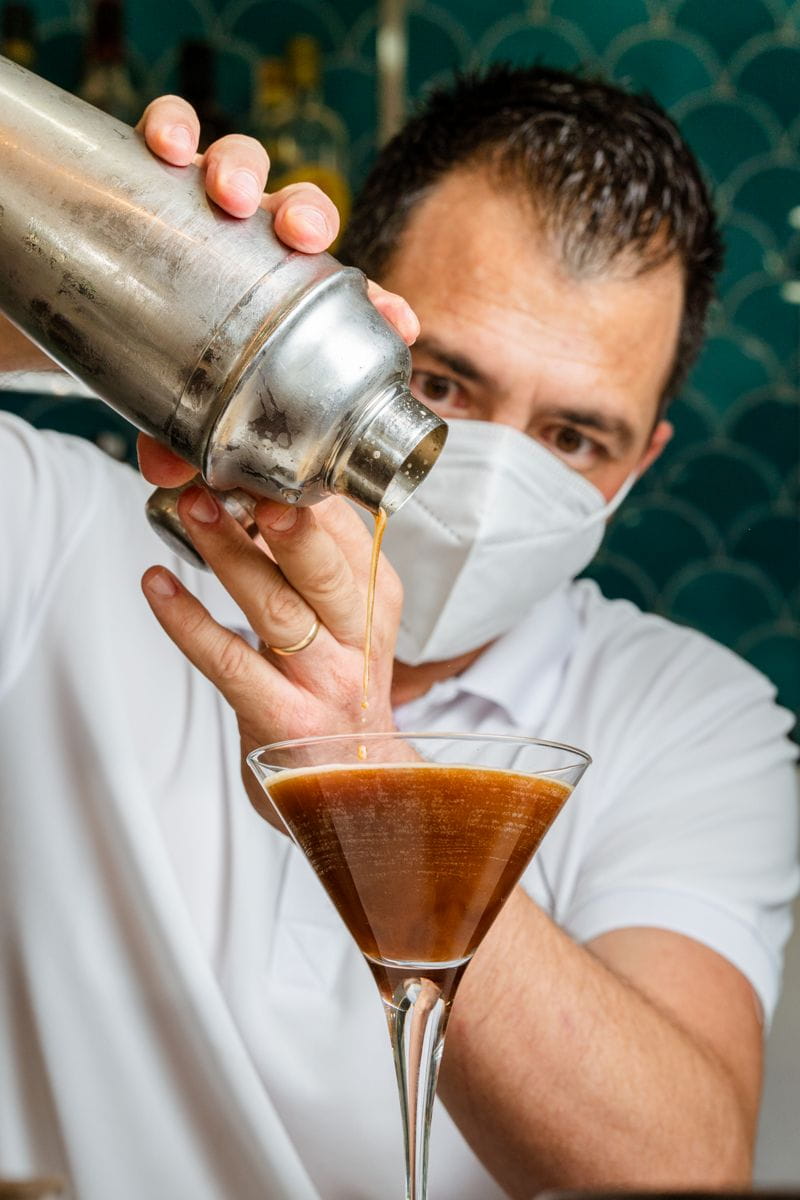 Coctelero sirviendo bebida en vaso de Martini en Tenerife.