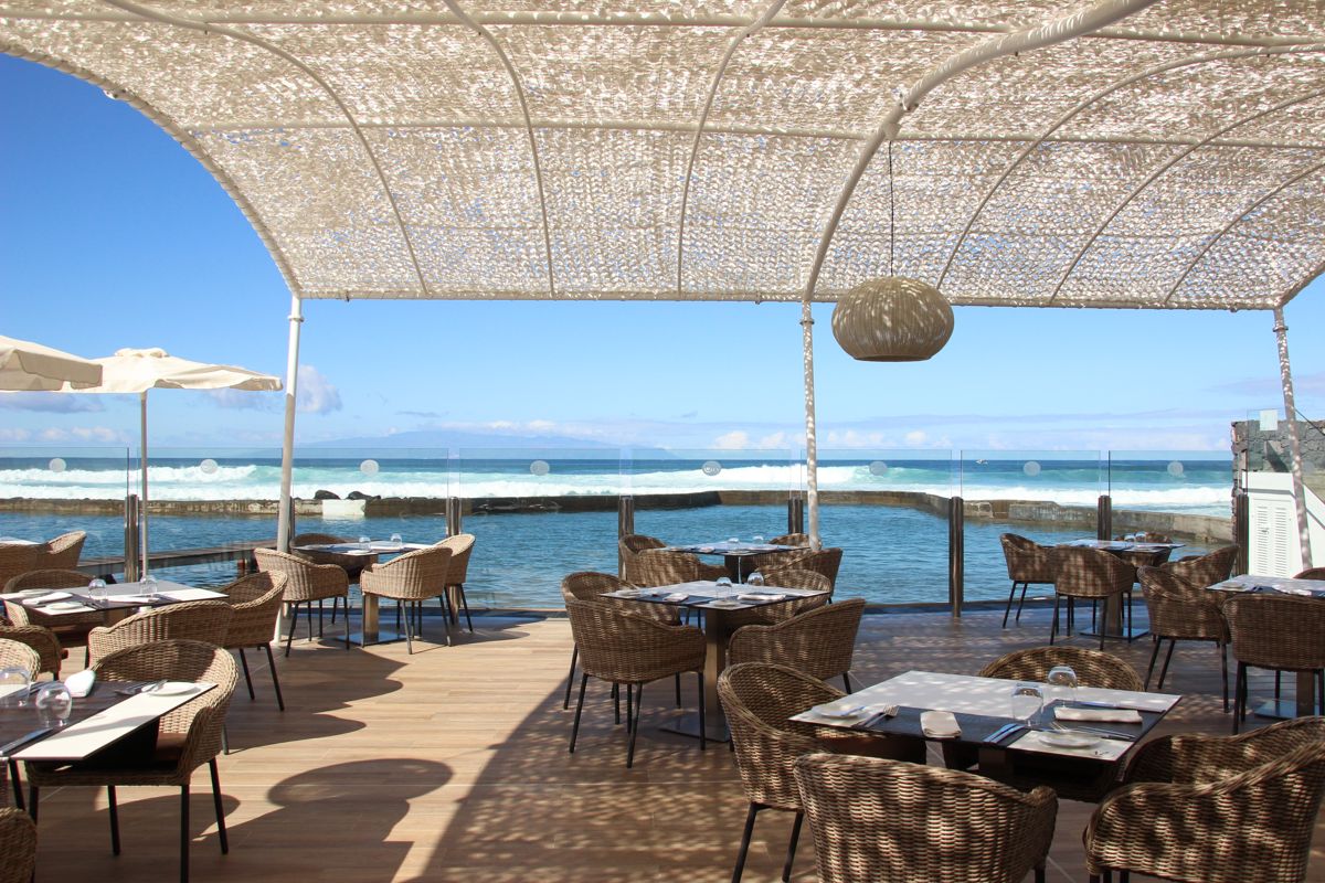 Terraza de restaurante con vista al mar en Tenerife.