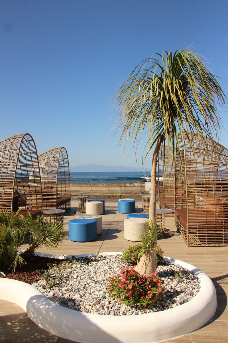 Terraza al aire libre con sillones y vista al océano en Tenerife.
