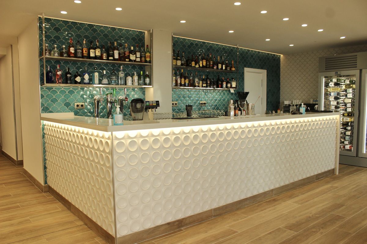 Barra de bar con botellas y decoración moderna en Tenerife.