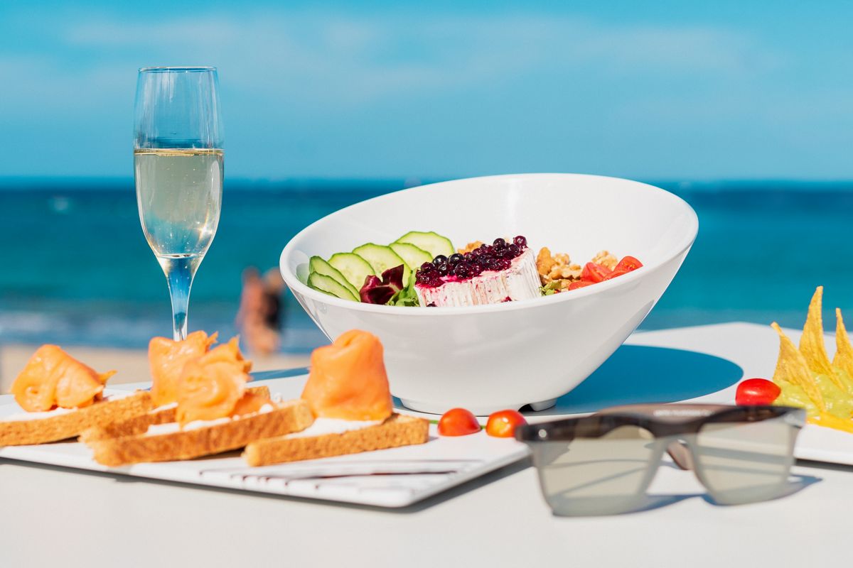 Ensalada y bocadillos junto al mar en Tenerife.