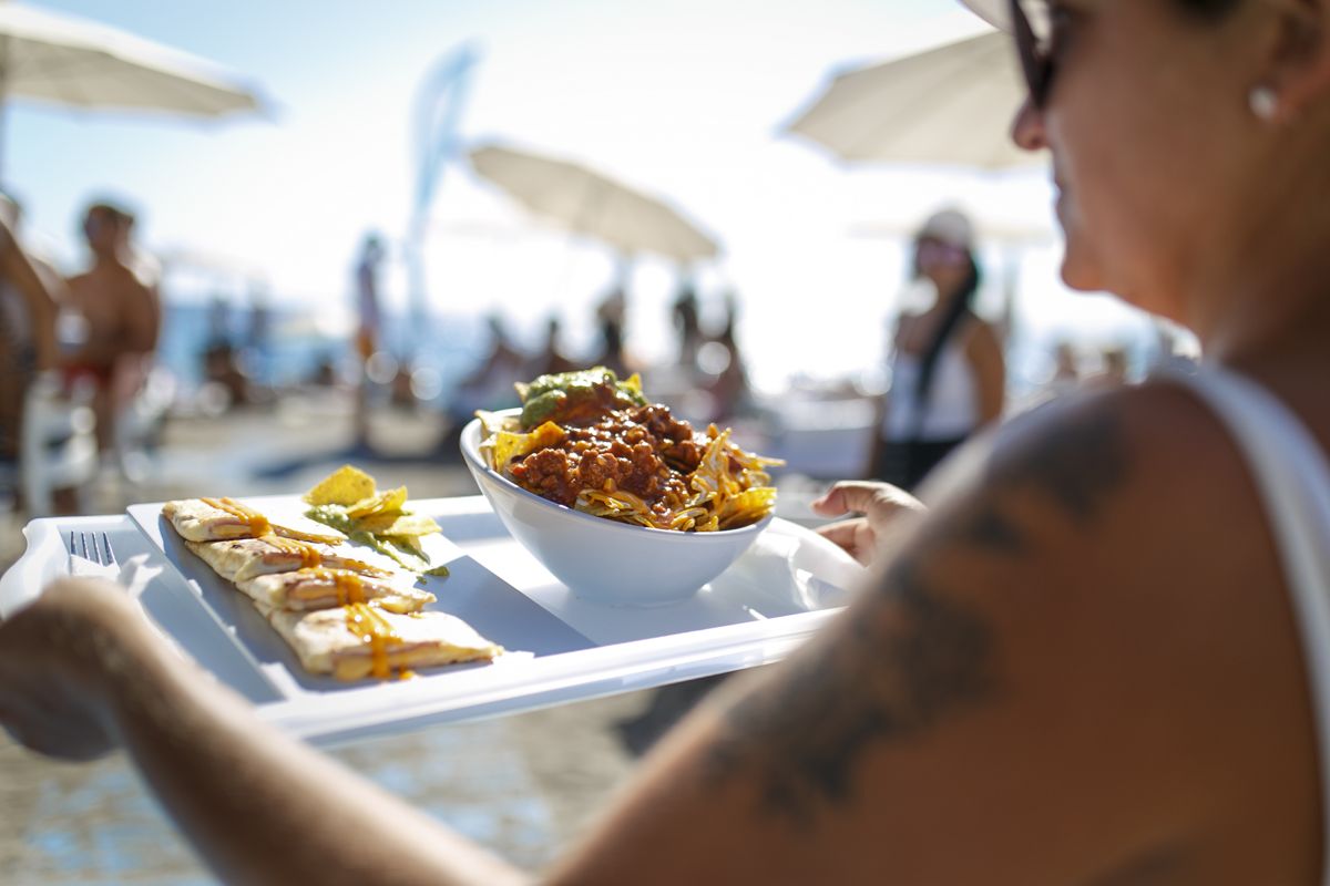 Plato con nachos y quesadillas servido en playa de Tenerife.