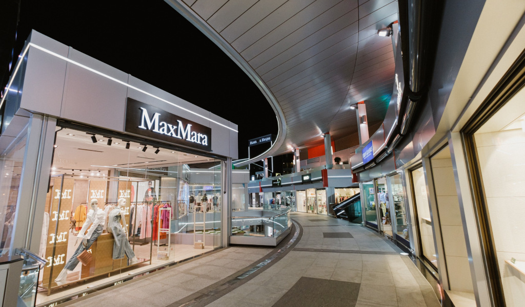 Tienda MaxMara en un centro comercial de Tenerife por la noche.
