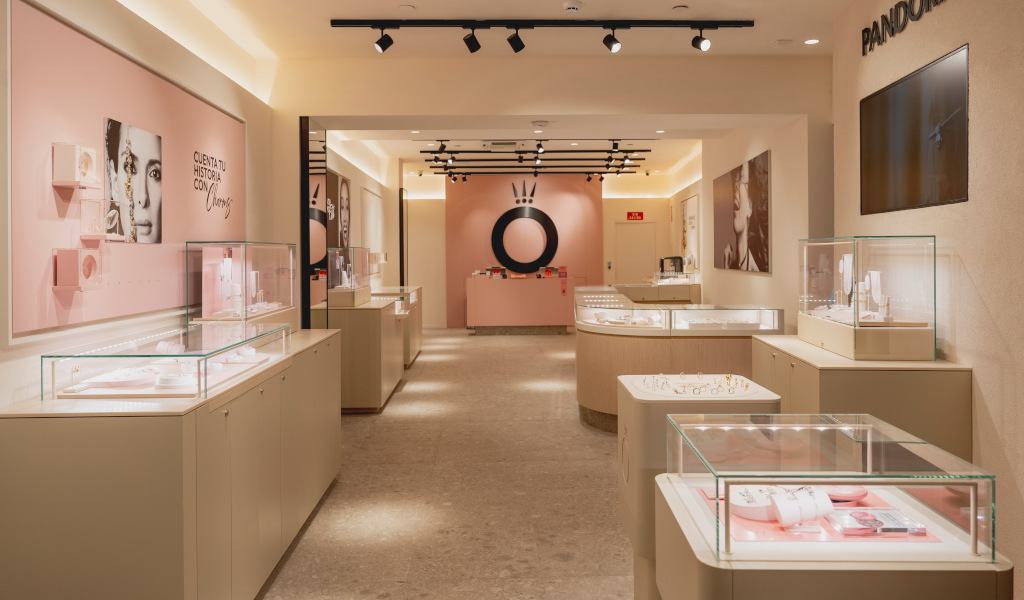 Tienda de joyería con vitrinas exhibiendo pulseras y collares en Tenerife.