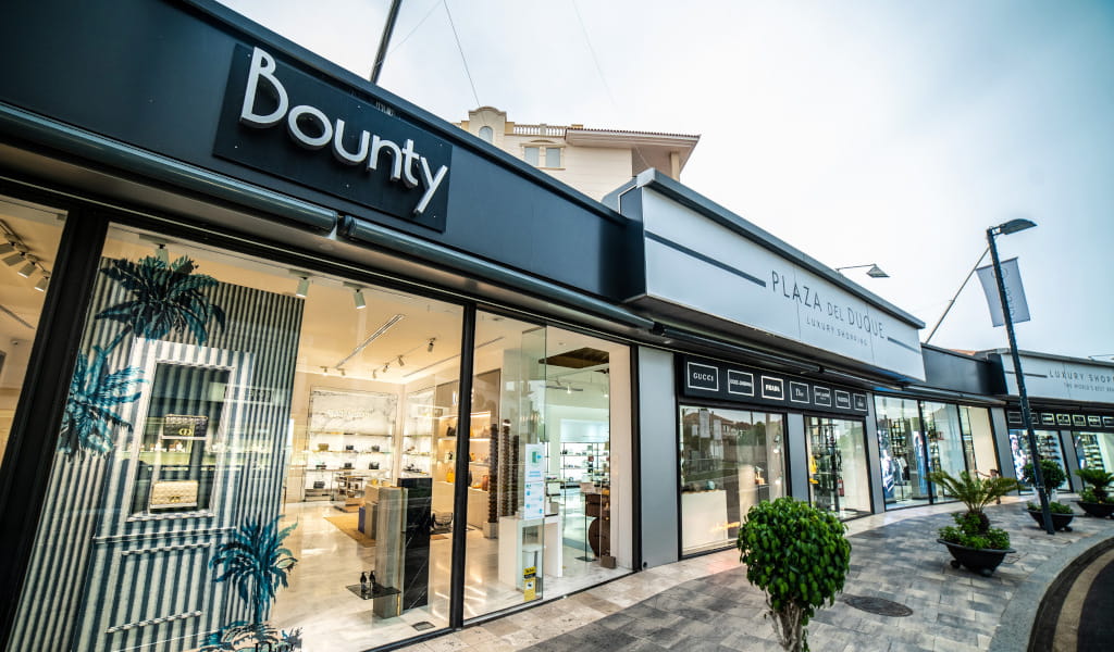 Fachada de tiendas en Plaza del Duque, Tenerife, con letreros de Bounty.