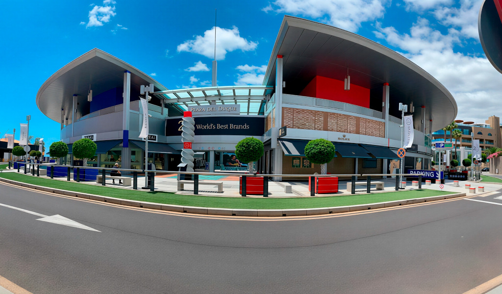 Centro comercial Plaza del Duque en Tenerife, con señalización de World's Best Brands.