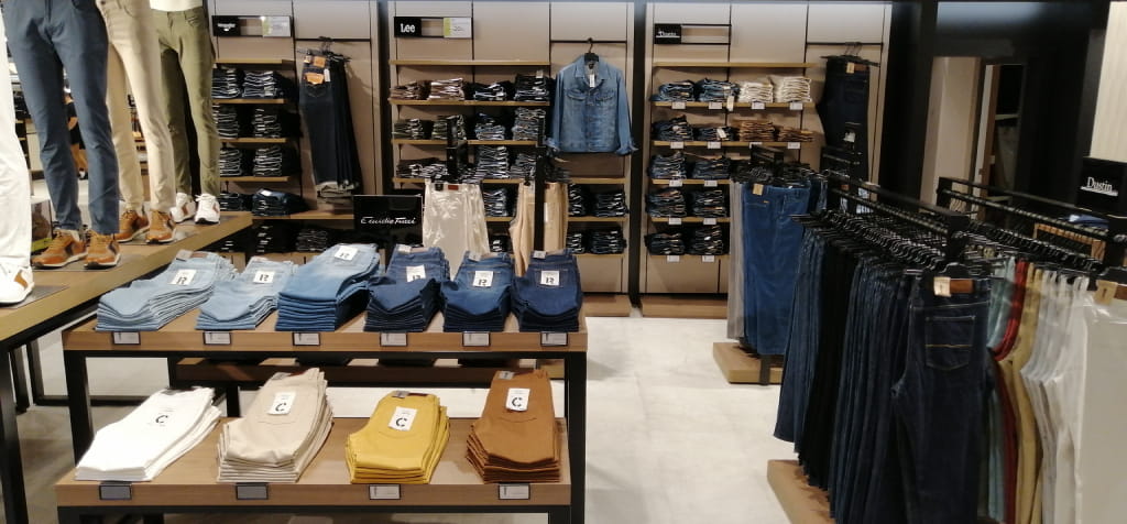 Pantalones y ropa en tienda de ropa en Tenerife.