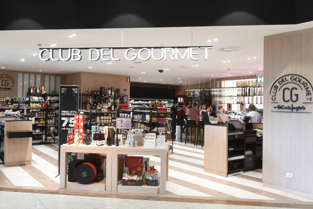 Club del Gourmet de El Corte Inglés en Tenerife con productos y clientes en tienda.