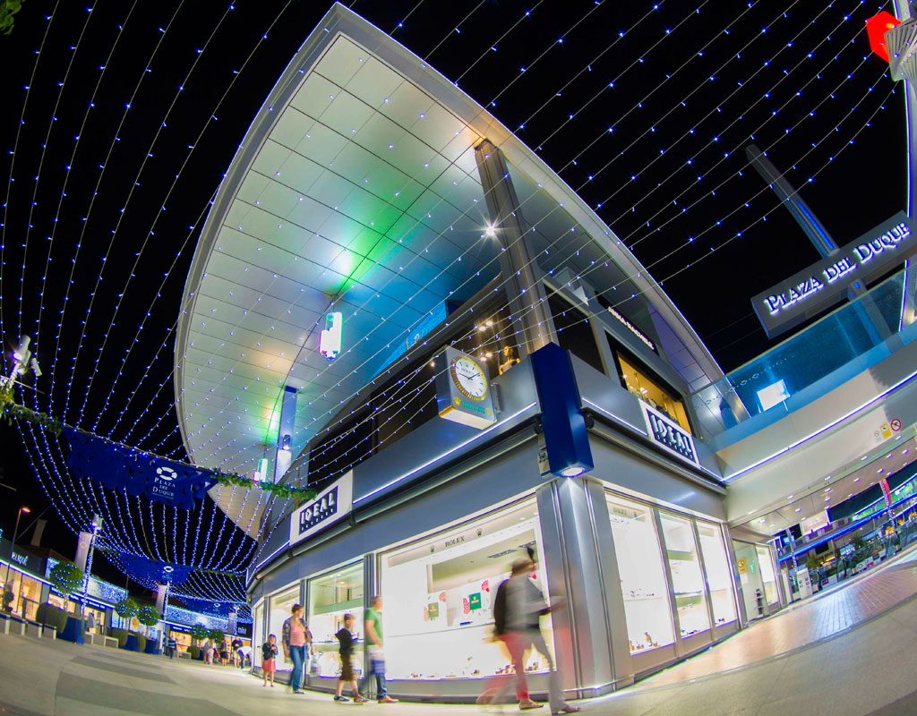 Centro comercial Plaza del Duque en Tenerife iluminado de noche.