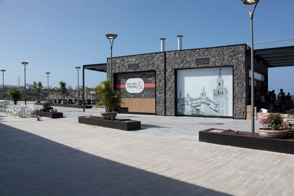 Local en Tenerife con cartel tex-mex & company y mural de edificio histórico.